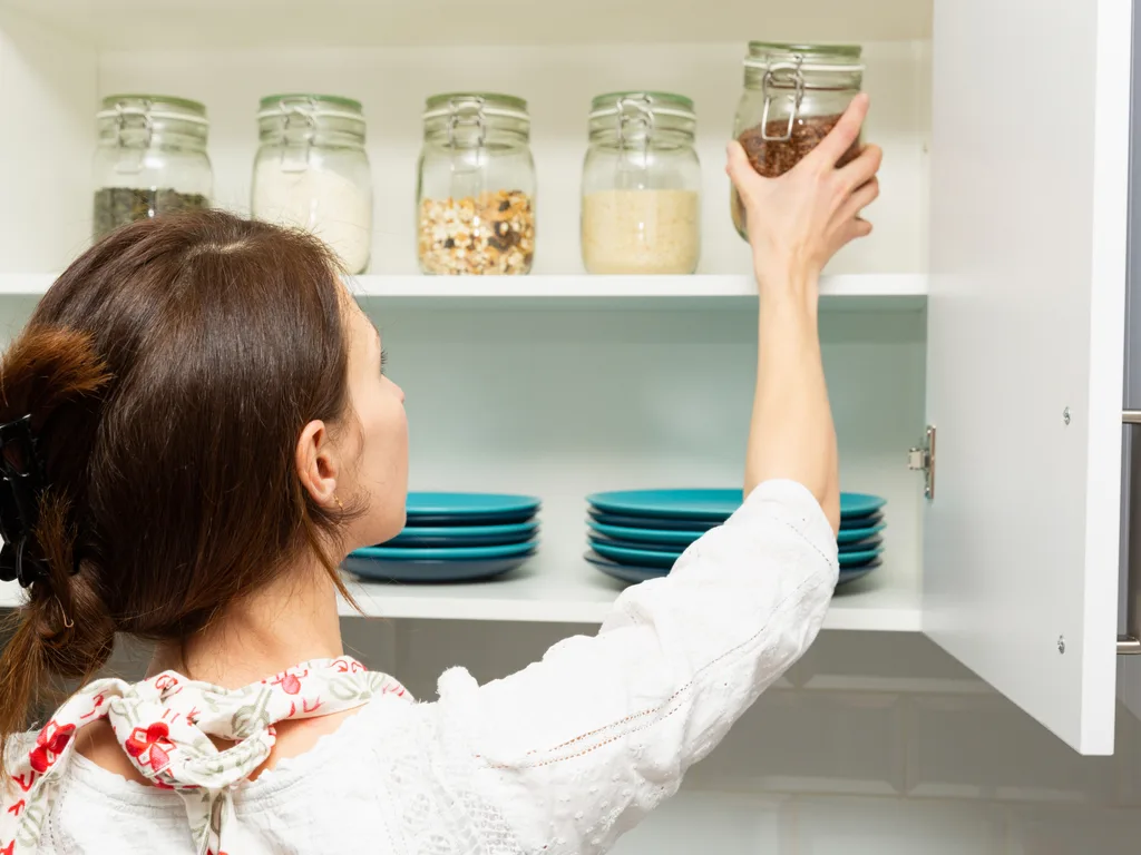 How to Keep a Small Kitchen Organized